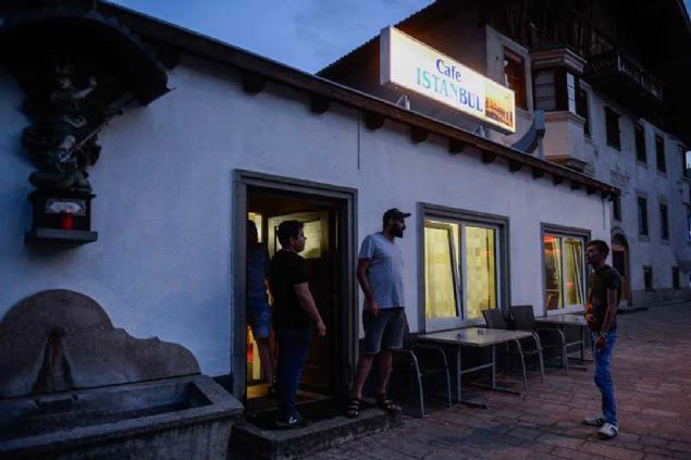 Trklerin Telfs'te birlik ve beraberlik iinde yaadn aktaran Alsan, grev yapt Avusturya'nn ilk minareli camisiyle ilgili yle konutu:   <br><br>  'Minaremiz 2004 ylnda ina edildi. Bunu yaparken vatandalarmz ok zorluklar yaam. Avrupa'da zgrlklerin olduu sylense de kanunlarn verdii izin kadar zgrsnz.   <br><br>  nce minarenin yaptrlmamas iin sonra da ykseklii konusunda skntlar karlm. Birlik ve beraberlik iinde skntlar alm.   <br><br>  Kandillerde, Ramazan gnlerinde yeil klarn yakyoruz ama maalesef darda ezan okuyamyoruz. Ezan okumamza msaade etmiyorlar.' 