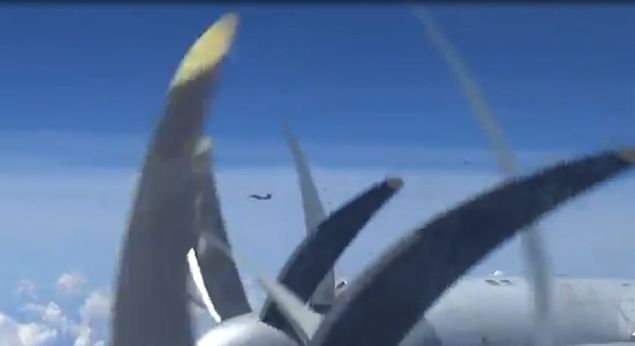 Grntlerde, Tu-95MS stratejik bombardman uaklarnn, Rusya'da aklanmayan bir havaalannda yola kt grlyor.     