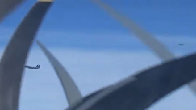 Gerilim sonras, Rusya Savunma Bakanl Tu-95MS bombardman uaklarnn in uaklar eliinde, Asya-Pasifik blgesinde devriyeye kma anna ait grntleri paylat.    