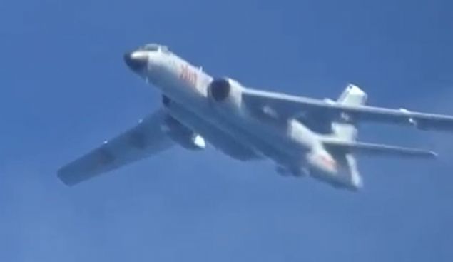  Uaa in'in iki ian H-6 bombardman ua da buluma noktasndan itibaren uaa elik ediyor.    