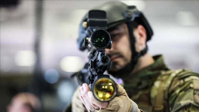 Uluslararas Savunma Sanayii Fuar'nda (IDEF) tantlan ve Cumhurbakan Recep Tayyip Erdoan'n inceledii Tfee Monte Lazer Silah'nn Proje Yneticisi Do.Dr. Aydn Yeniay, lazer silah hakknda bilgi verdi.   <br><br>  Bir sredir lazer silah teknolojileriyle ilgili aratrma ve gelitirme almas yrttklerini anlatan Yeniay, Gelitirdikleri Tfee Monte Lazer Sistemi ile Milli Piyade Tfei - MPT76'ya lazer silah ilevini de kazandrdklarn syleyen Yeniay, u bilgileri verdi:                    