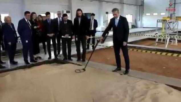 'OZAN' inceleyen Demir, Twitter hesabndan, 'TBTAK BLGEM tarafndan tamamen yerli tasarmla gelitirilen dnyann en hafif mayn dedektr 'OZANn denemesini yaptk.  <br><br>  Gvenlik birimlerimizin uzun intikallerinde tama kolayl salayan sistemle yanl alarm oran en aza indirgeniyor' aklamasnda bulundu.             