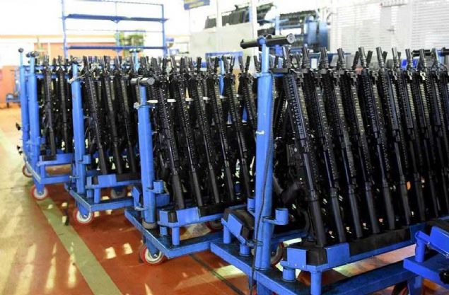 2018'DE 23 BN TANE GNDERLD   <br><br>  Dakikada 850 atm yapma kapasitesine sahip MPT-55'ten 2018 yl ierisinde Cumhurbakanl koruma ekibine, TSK'ya, Emniyet Genel Mdrlne, MT personeli ile dier gvenlik birimlerinin envanterine 23 bin adet gnderildi.   <br><br>  zellikle meskun mahal atmalarnda, komando birliklerinde kullanlabilecek etkili bir yeni nesil piyade tfei olarak ekillendirilen MPT-55, uzun (MPT-55) ve ksa namlulu (MPT-55K) olmak zere iki tip tasarland.            