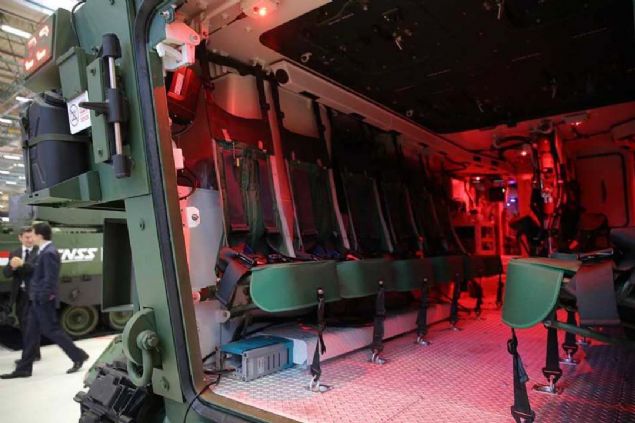 Kurt, ilerinde 21 personelle, yine tanmlanan hzlarda personel koruma altnda sahile kacana iaret ederek, sahilde ve karada bir zrhl personel taycyla kara harekatna devam edeceini anlatt.   <br><br>  Bu aracn NATO'da sadece bir lkede olduunun altn izen Kurt, 'Baka bir projeden uyarlanm bir ara deil. Mayn ve balistik korumas, personel tama kapasitesi, kara ve deniz harekatnda dier rakiplerinden daha stn bir ara.' diye konutu.  <br><br>  Cumhurbakanl Savunma Sanayii Bakan Yardmcs Mustafa eker de, ZAHA gibi byk projeleri program olarak grdn ve bu tr projelerde birok KOB'nin de katksnn olduunu syledi.                    