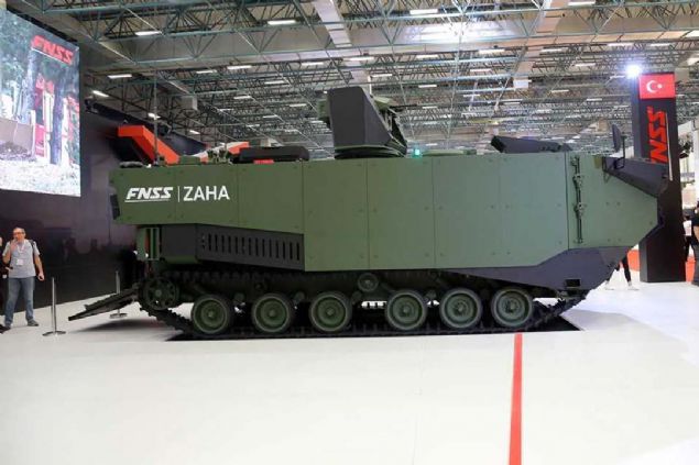 Kurt, Trk Deniz Kuvvetleri'nin 20. yzyl muharebe alan gereksinimleri uyarnca ortaya km bir ihtiya olan ZAHA'nn, havuzlu karma gemilerinde konulandrlacan belirtti.   <br><br>  Nail Kurt, 'Belirlenen ihtiyalar erevesinde Savunma Sanayii Bakanl ve FNSS arasnda imzalanan ZAHA projesi kapsamnda tasarm ve retim yaplacak. Bu szleme kapsamnda 27 adet ara teslim edilecek, bu aralardan 23' personel tayc, 2 deti adet komuta kontrol, 2 adeti de kurtarma arac.   <br><br>  Szleme artlar gerei teslimatlar 2021'de balayacak 2022'de tamamlanacak.' dedi. Aracn testlerinin gelecek sene tamamlanacann altn izen Kurt, istekler gerei 15 deniz miline kadar denizde hareket kabiliyeti olduunu dile getirdi.                  