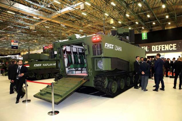 ZAHA LK IKARMASINI IDEF'TE YAPTI   <br><br>  Trk savunma sanayi firmas FNSS Savunma Sistemleri'nin Zrhl Amfibi Hcum Aracnn (ZAHA) n prototipinin tantm yapld.  <br><br>  FNSS st yneticisi Nail Kurt, 14. Uluslararas Savunma Sanayii Fuar'nda (IDEF 2019) bulunan FNSS standnda gerekletirilen lansmanda ZAHA gibi aralar az sayda lkenin retebildiini syledi.                  