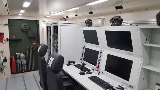 irket bu kapsamda 'insansz hava uaklar sistemleri slerinde' yer alan ve HA/SHA'larn komuta edildii yer kontrol istasyonunu bir kamyon zerine konumlandrarak mobil hale getirdi.   <br><br>  Yer kontrol istasyonunun mobil hale getirilmesiyle HA/SHA sistemleri hareket kabiliyeti kazand. Bylece istasyonlar, slerdeki sabit pozisyonlarndan farkl olarak ihtiya duyulan blgelere hzla gnderilip grev icra edebilecek. Olas tehditlere kar da yer deitirme imkanna sahip olacak. Kamyon kasasna entegre edilen elter iinde yer alan yer kontrol istasyonundan HA/SHA ve zerlerindeki faydal ykler komuta kontrol edilebilecek, izlenebilecek.   <br><br>  Yer kontrol istasyonunda, HA/SHA'nn uuu srasndaki kontroln, bilgi teminini ve aralarla iletiimi salayan elektronik yazlm ve donanm bulunuyor.     