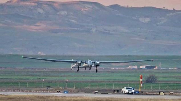 Aksungur'un 1 numaral uann utuunu, sergilenen 2 numaral uan fuardan sonra umaya balayacan dile getiren Kotil, 'lk 2 ua test uularnda kullanyoruz, 3'ncy de inallah sene bitmeden kuvvetlerimize teslim etmi olacaz.   <br><br>  Bu 750 kilogram yk tayor. Grevdeki Anka HA'larmz 200 kilogram tayordu, arada byk fark var. Tabii bomba, dedektr, kamera olsun ne kadar ok askeri malzeme havaya kaldrrsanz, o kadar etkin oluyor.' diye konutu.                  