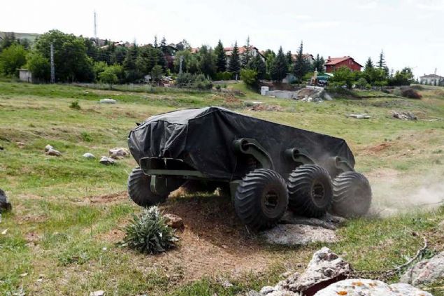 Firma sahibi Ferhat Uur, ilk defa Uluslararas Savunma Sanayi Fuar'nda (IDEF) sergilenen BOA'n snr tesinde ve snrda, hatta talep edilen tm zel alanlarda grev yapabileceini syledi.   <br><br>  Ferhat Uur, daha nce de Trk gvenlik glerinin ihtiyalar dorultusunda insansz bomba imha, mayn tarama ve silahl operasyon robotlar rettiklerini belirterek, dnyada otonom sistemlere geiin art olduunu ifade etti.                  