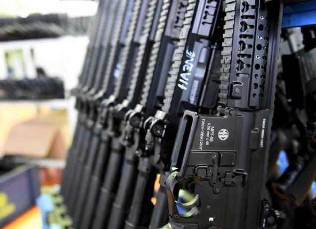 30 fiek kapasiteli plastik kompozit arjrl ve zerine her trl optik sistemin taklabilecei niversal pikatini ray sistemine sahip tfek, 5,56x45 milimetre kalibreye sahip ve toplam arl 3 bin/3 bin 100 gram.            