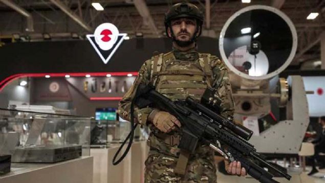 'Tfee Monte Lazer Sistemi'ni bir anta ierisinde tanabilen ve 30 dakika iinde arj olabilen yapda gelitirdik.   <br><br>  Lazer silahmz 180 atmlk. Lazeri, odaklaycs, optii ve btn kontrollerini milli olarak gelitirdiimiz lazerimizi yine milli silahmz olan MPT 76'ya entegre ettik. Lazer silahmz 100-150 metre mesafeden 1 milimetre elikleri delebiliyor. Yalnzca lazer gcyle alyor ve silahn dier zelliklerini hibir ekilde etkilemiyor.   <br><br>  Dier silahn zerine standart arayzlerle ekleyebiliyoruz. Lazer sistemi de srt antasna sabiliyor. tanabilmesi ok nemli. Hem tanabiliyor hem arj edilebiliyor.'                    