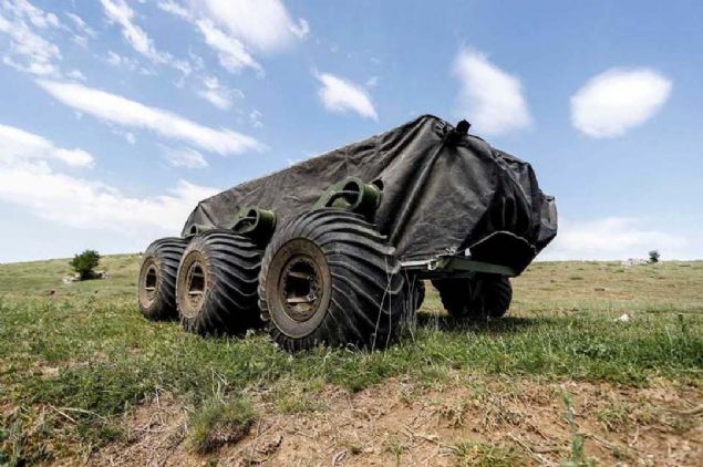 ABD'nin Meksika snrnda artk otonom aralar kullandna dikkat eken Uur, yle devam etti:  <br><br>  'Trkiye'de emniyet glerimiz bu tarz otonom aralar kullanmak yerine bu grevi kendileri yapyorlar. Bu bize bir yk getiriyor. Her trl hava artlarnda silah tayoruz, mhimmat tayoruz, dolays ile biz onlarn ykn hafifletmek istedik. Bu yzden bir otonom ara yaptk. zerinde yk tayabiliyorsunuz.   <br><br>  Biz bunu '6x6 teknolojik bir katr'a benzetiyoruz. inde gml bir silah sistemi var. Dnyadaki rakiplerinde silahlar hep gvdeye monte edilmi ve bu sebeple dman tarafndan ele geirildii durumlar olabiliyor.  <br><br>  Biz, silah iine gmelim gerektii zaman eer zerine gelen bir mermi veya saldr varsa silahlar annda dar ksn ve gerekli ilemi yapsn istedik.'                    