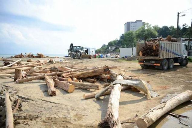 Ak�akoca'n�n turizm b�lgesi oldu�unu an�msatan Yunuslu, �ok b�y�k umutlarla sezona girdiklerini ancak her �eyin hayal k�r�kl��� oldu�unu bildirdi.   