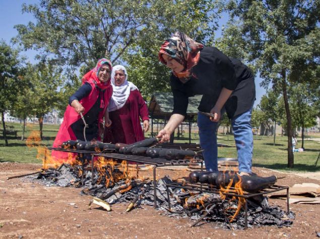 Y�rede sofralar�n vazge�ilmez lezzeti 'babaganu�' haz�rl���na ba�layan Diyarbak�rl� kad�nlar, s�cak havaya ra�men yak�lan mangal ate�inde patl�can k�zl�yor. 
