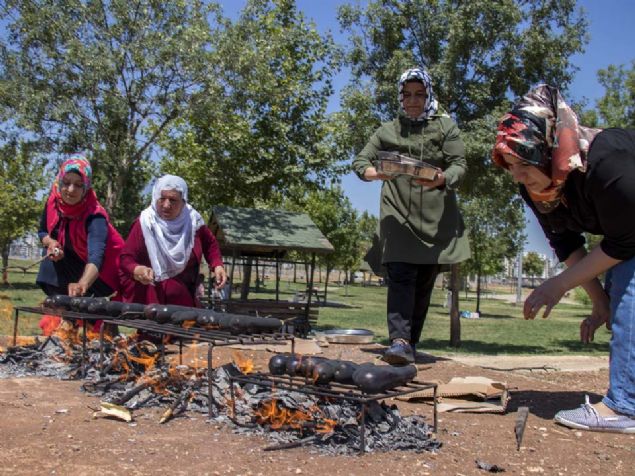 'K���n misafirlerimizin �n�ne g�zel bir yemek ��karabilmek i�in ate�in �n�nde severek duruyoruz... 