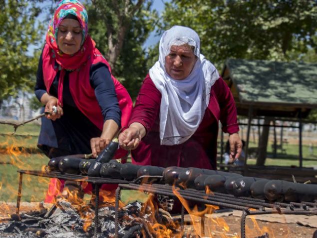 Aile, �al��ma ve Sosyal Hizmetler Bakanl��� b�nyesinde faaliyet y�r�ten Ba�lar Aile Destek Merkezi (ADEM) de mahalle aralar�nda yak�lan ate�lerden dolay� olu�an ya da olu�abilecek duman ve yang�nlar�n �n�ne ge�ilmesi i�in kimi zaman kad�nlar� belirlenen uygun a��k alanlarda bir araya getiriyor. 
