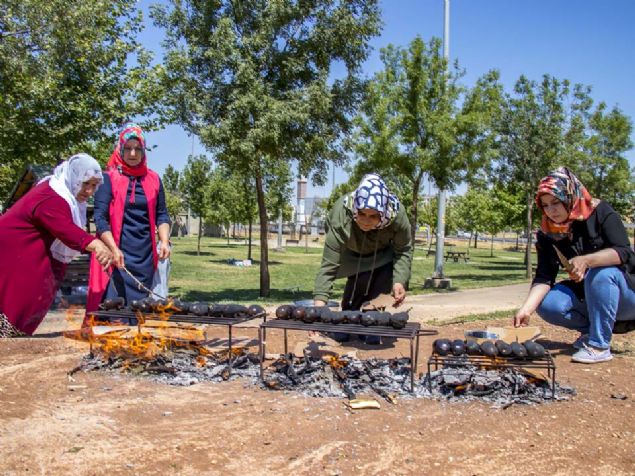 'Babaganu� hem yaz g�nlerinde hem de k�� sofralar�nda olmazsa olmaz denilecek bir yemek.' diyen �etin, hemen hemen her evin en az 20 kilogram patl�can k�zleyerek, k��a haz�rl�k yapt���n� aktard�. 