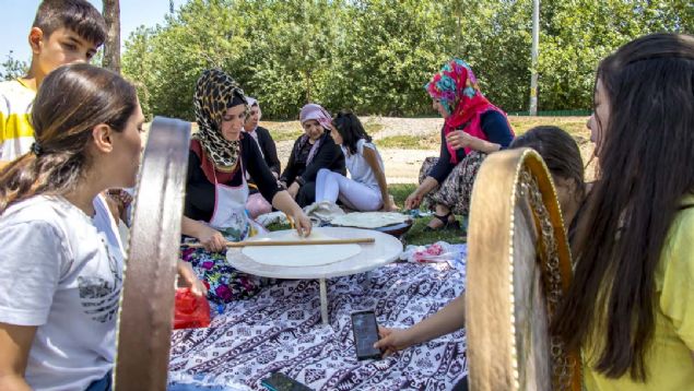 'Her k��ede babaganu� yapan kad�nlar� g�r�rs�n�z'  <br><br>  Ba�lar ADEM Koordinat�r� Arzu �etin ise, bu y�resel lezzetin, mangal ate�inde k�zlenen patl�canlar�n soyulduktan ve tereya��nda kavrulduktan sonra �e�itli baharatlar, k�yma, biber, yo�urt gibi iste�e ba�l� kat�lan �r�nlerle de haz�rland���n� belirtti. 