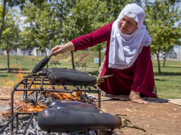 'Zahmetli bir i�, erkekler k�ymetimizi bilsin'  <br><br>  Hava s�cakl���na ve alevlere ald�r�� etmeden k�� haz�rl��� yapt���n� anlatan G�ler Seb�k de, babaganu�un k�� yemekleri oldu�unu s�yledi. 