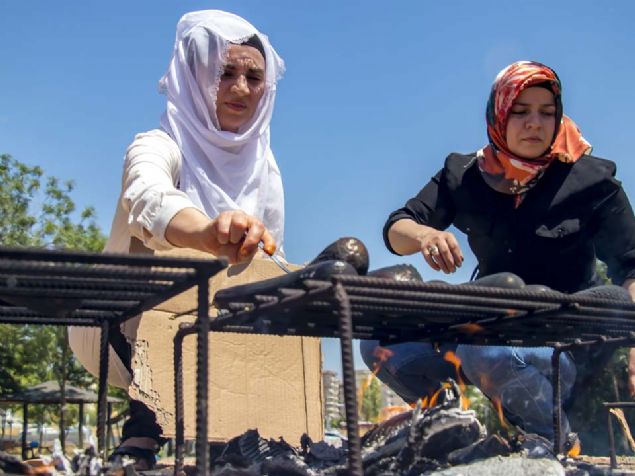 'G�zel bir yemek i�in ate�in �n�nde severek duruyoruz'  <br><br>  Babaganu� i�in patl�can k�zleyen Sevda Bozabak, AA muhabirine yapt��� a��klamada, arkada�lar� ve akrabalar�yla k�� haz�rl��� i�in bir araya geldiklerini s�yledi. 