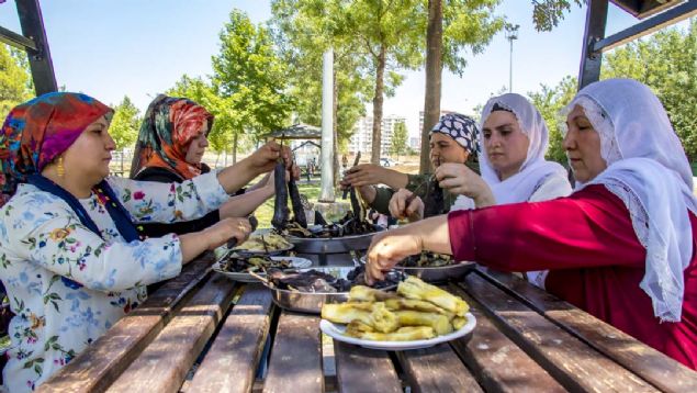 Salata olarak da t�kettiklerini dile getiren Seb�k, 'Yaz�n g�ne�in alt�nda yap�yoruz, derin dondurucuya b�rak�yoruz... 