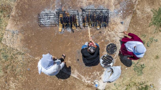 �etin, 'Diyarbak�r'da hangi parka, bah�eye ya da binan�n alt�na bakarsan�z her k��ede, ate� ba��nda babaganu� yapan kad�nlar�m�z� g�r�rs�n�z.' diye konu�tu. 