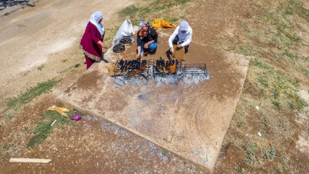 Diyarbak�rl� kad�nlar hava s�cakl���na ra�men, park, bah�e ve a��k alanlarda yak�lan mangal ate�inde g�n boyu patl�can k�zl�yor. 