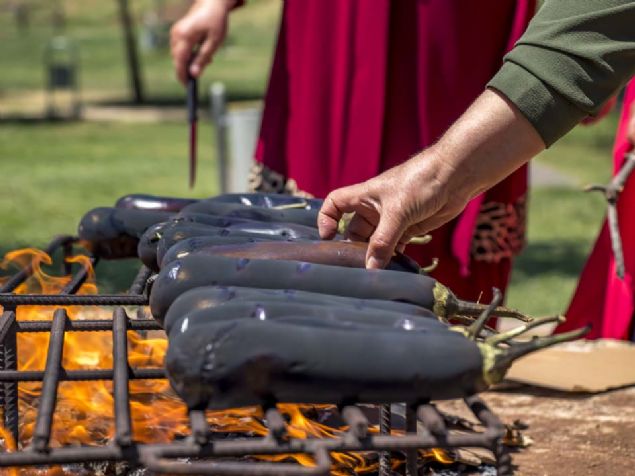 ��li k�fte, kaburga, g�ve�, meftune ve ek�ili dolmas�yla �n� s�n�rlar� a�an Diyarbak�r mutfa��n�n vazge�ilmez lezzetleri aras�nda yer alan, k�zlenmi� patl�can�n, sar�msakla zeytinya�� veya tereya��nda kavrulmas�yla haz�rlanan, tercihe g�re yumurta da ilave edilen 'babaganu�' i�in haz�rl�klar ba�lad�. 