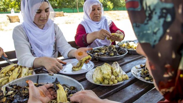 ADEM olarak sadece d�zenlenen kurslarla de�il, ya�am�n her alan�nda b�lge kad�n�n�n yan�nda olduklar�n� aktaran �etin, 