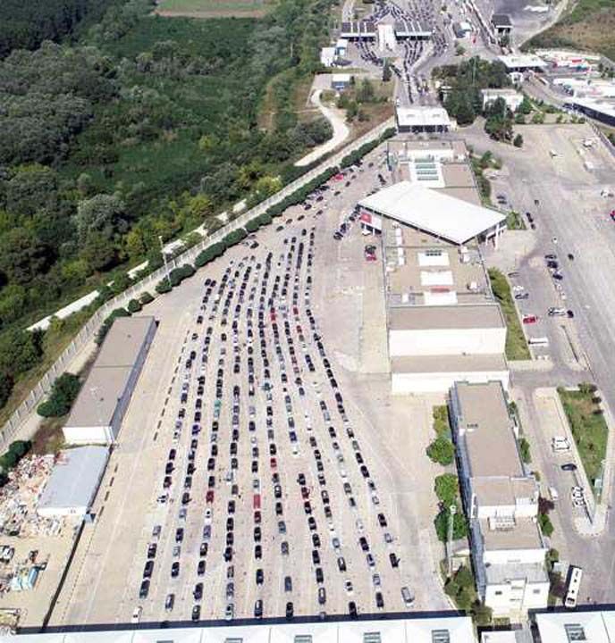 Kap�kule'de k�sa s�rede i�lemleri tamamlanan gurbet�iler, pasaport kontrol�nden sonra baba oca��n�n yolunu tutuyor.    