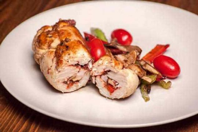 Salmonella gibi yzey bakterileri, tavuk etinin ierisine girebilir. Tavuu uygun scaklkta iyice piirerek bakterileri yok edebilirsiniz.     