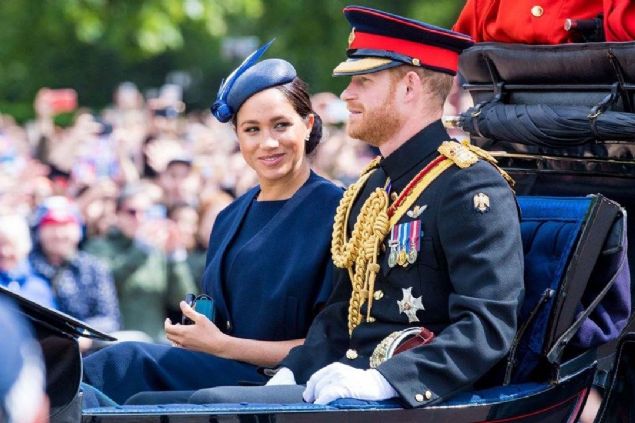 Kraliyet �iftinin kom�ulara yasaklar listesi haz�rlad��� haberi Buckingham Saray�'ndan yap�lan a��klamayla yalanland�.  