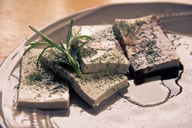 Tofu  <br><br>  Soya s�t� kestirilerek yap�lan ve bir �e�it peynir olan tofu da y�ksek besleyici g�dalar aras�nda g�steriliyor.     