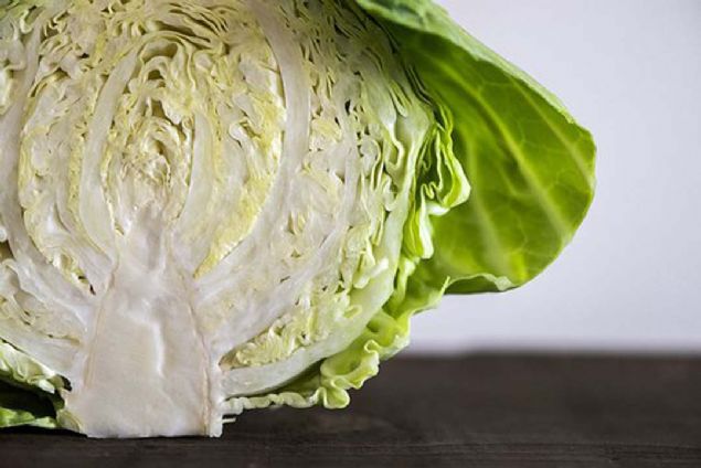 Brokoli, Br�ksel lahanas�, karnabahar, turp ve karalahana gibi bitkilerin yer ald��� bu grup vitaminler (C,E,K, folat), mineraller (potasyum, kalsiyum ve selenyum) ve karetenoidler (lutein, beta-karoten ve zeaksantin) a��s�ndan olduk�a zengin.       