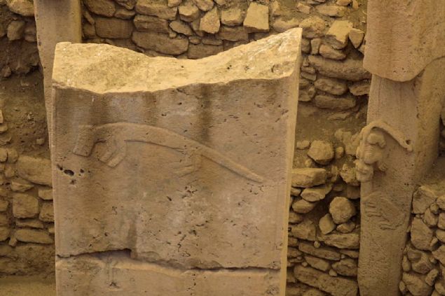 ��rencilerin G�beklitepe'ye b�y�k ilgi g�sterdi�ini anlatan Uluda�, 'Hepsinin fikrini ald�k, hepsi �ok memnunlar, sanat tarih�isi ve arkeolog arkada�lar burada �al��mak istiyorlar. Biz de onlara bunu teklif ettik. Gelecek y�llardaki kaz� �al��malar�nda in�allah onlar� burada de�erlendirebiliriz.' dedi. 