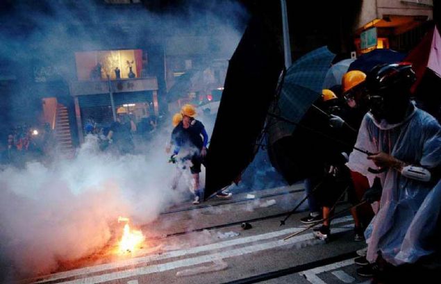 Polisin sadece Chater Garden parknda gsteriye izin vermesine karn, iki gruba ayrlan on binlerce gstericinin bir ksm alveri blgesi Causeway Bay'e bir ksm da in'in blgedeki irtibat ofisine yrd.  
