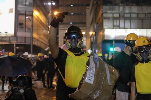 in'e iade tasars   <br><br>  Hong Kong'da hkm giyen veya haklarnda su isnad olan kiilerin in'e, Makao zel dare Blgesi'ne ve Tayvan'a iadesini kolaylatran yasa tasars, 3 Nisan'da parlamentoya sunulmutu. 