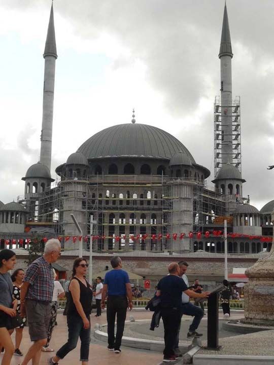 Temeli 2017 y�l�nda at�larak yap�m�na ba�lanan ve Taksim Meydan�'nda 12 bin 574 metrekare arazi �zerine 61 metrelik minarelerle yap�lan Taksim Camii'nde sona gelindi.  