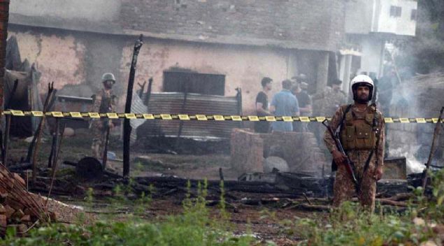 Pakistan Hava Kuvvetlerine (PAF) ait eitim uann bakent slamabad yaknlarnda evlerin arasna dmesi sonucu 5'i askeri personel 17 kii hayatn kaybetti.  