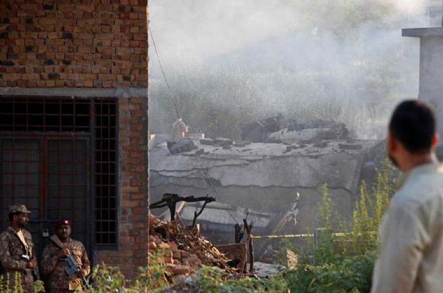 Rutin eitim faaliyeti srasnda evlerin bulunduu blgeye den uan kazann ardndan alev ald belirtilen aklamada, evredeki baz evlerin de yangndan zarar grd ifade edildi.  