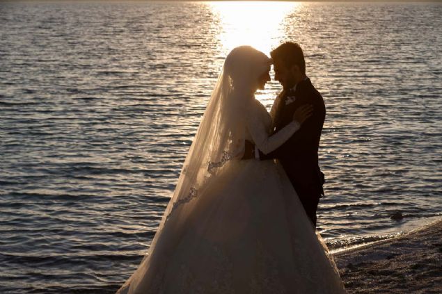 �stanbul, Ankara, �zmir, Afyonkarahisar, Denizli ve Antalya gibi �ehirlerden gelinlik ve damatl�klar�yla d���n alb�m� i�in foto�raf �ektirmeye gelen �iftler de g�n bat�m�nda Salda G�l�'nde olu�an g�rsel ��lende en �zel g�nlerini �l�ms�zle�tiriyor.    