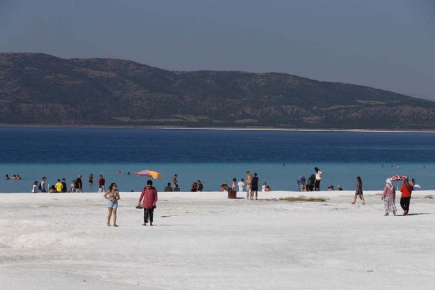 Ziyaret�ilerden Nezaket G�m��tekin de Salda G�l�'n�n g�zelli�ini k�z karde�inden duydu�unu ve �ok be�endi�ini s�yledi. 