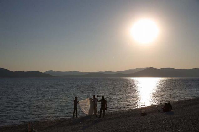 - 'G�n bat�m� e�siz bir manzara sunuyor'  <br><br>  G�l�n g�n bat�m�nda yeni evli �iftler ve do�a tutkunlar�nca u�rak noktas� haline geldi�ini vurgulayan R�za Kamil, ��yle devam etti:   