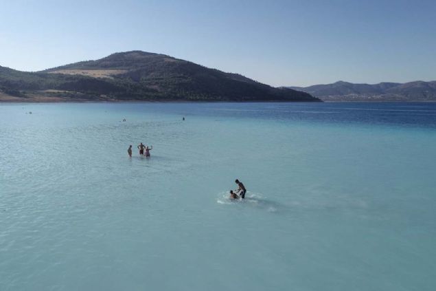 'Muhte�em bir g�zelli�i var, ilk geldi�inizde yukar�dan g�le bakmaya doyam�yorsunuz. Herkese Salda G�l�'n� gelip g�rmesini tavsiye ederim. Muhte�em bir yer, anlat�lmaz, ya�an�r.' dedi.  