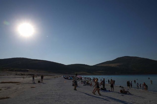 Burdur'un Ye�ilova il�esinde yer alan, beyaz kumsal� ve berrak suyunun ortaya ��kard��� g�zellikle 'T�rkiye'nin Maldivler'i' olarak �nlenen ve bilinirli�i her ge�en g�n artan Salda G�l�, g�n bat�m�nda da ziyaret�ilerini adeta b�y�l�yor.    