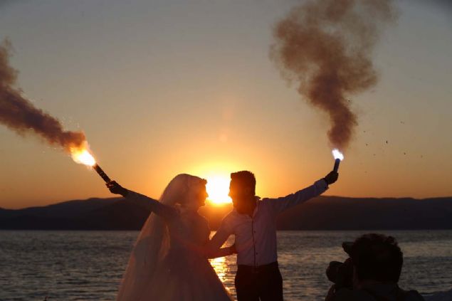  - Gelin ve damatlar�n vazge�ilmezi  <br><br>  Salda G�l�'ne g�n bat�m�nda damatl���yla gelen Sefa Sayl�k da Afyonkarahisar'dan g�n bat�m�n� izlemek ve d���n foto�raf� �ektirmek i�in buraya geldiklerini s�yledi.   