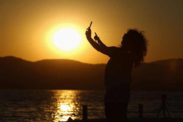 G�n�n son ���klar�nda Salda G�l�'n�n bembeyaz kumsal� ve serin turkuaz suyunda y�r�yenler, g�ne�in g�le veda ederken suda ve kumsalda b�rakt��� g�z al�c� par�lt�lar�n� izlemenin keyfini ya��yor.    