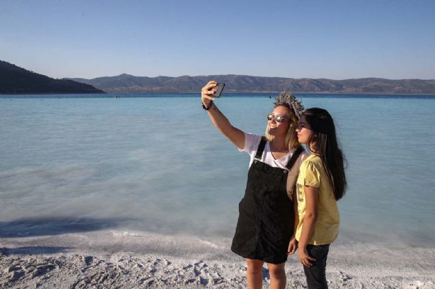 Foto�raf tutkunlar� da g�l�n beyaz adalar, tabiat park� ve Kayadibi b�lgelerinde en g�zel anlar� kaydetmeye �al���yor.    