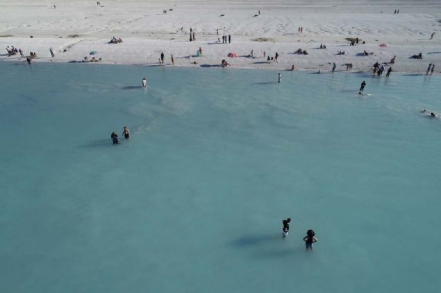 - 'Muhte�em bir yer, anlat�lmaz, ya�an�r'  <br><br>  Almanya'da ya�ayan Yasemin Ongun da Salda'ya 2'inci kez geldi�ini, buray� �ok be�endi�ini belirterek, 'Maldivler'i T�rkiye'de ya��yoruz. Herkese tavsiye ederim, mutlaka gelip g�rs�nler. G�n bat�m�na da kal�p izleyece�iz.' diye konu�tu. 