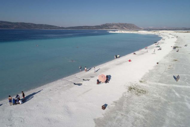 D���n foto�raflar�n�n farkl� olmas� i�in �o�u ki�i gibi Salda G�l�'n� tercih ettiklerini anlatan Sayl�k, 'Bug�n de hava �ok g�zel, g�ne�li. G�ne�in g�l �zerinde s�z�l���n� ve beyaz kumlar�n par�lt�s�n� g�zlemliyoruz. Gayet g�zel bir deneyim, bu vakitte burada olmak �ok ho�.' ifadelerini kulland�.  